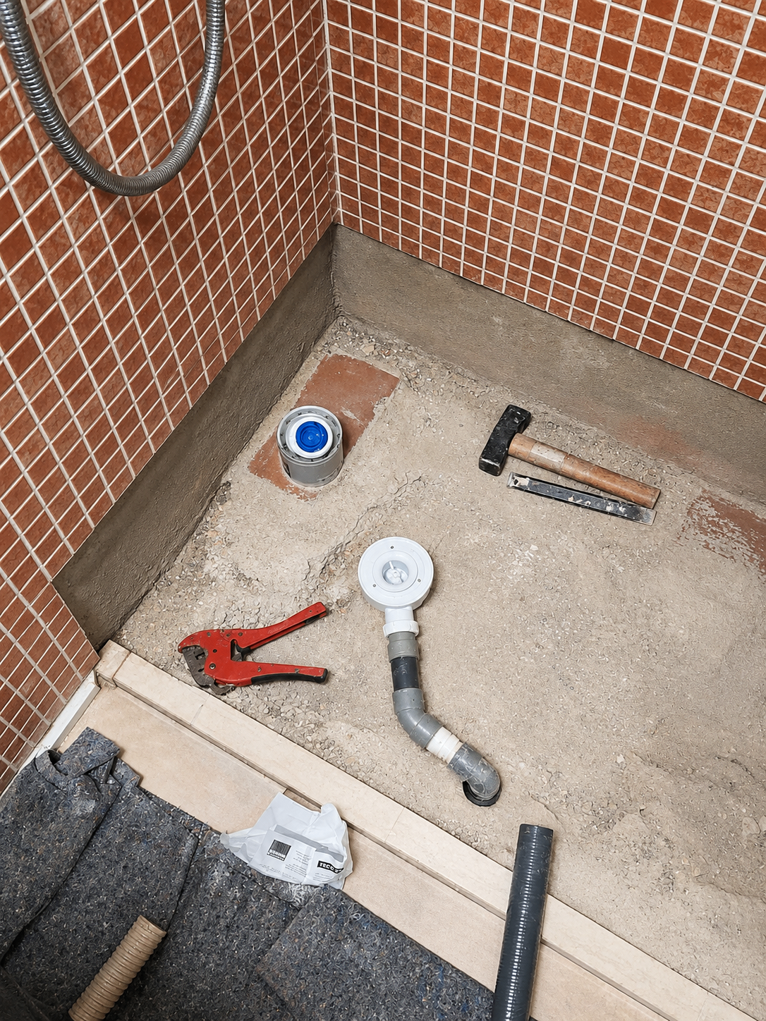 Instalación de desagüe de ducha en obra realizada por Lampisteria Guixols